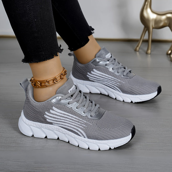 Frontansicht bequemer Damen Sneaker, orthopädisch, atmungsaktiv, bereit für Aktivität.