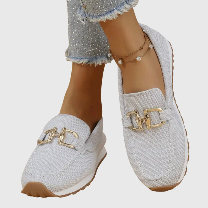 Detailaufnahme der atmungsaktiven Oberfläche von Damen Orthopädische Loafer-Sneaker. Hoher Tragekomfort garantiert.