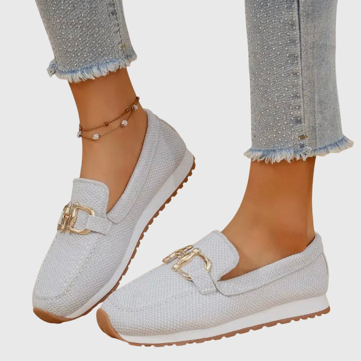 Seitliche Ansicht der Damen Loafer-Sneaker, orthopädisch designt, elegant & bequem für jeden Tag. Fokus auf Komfort.