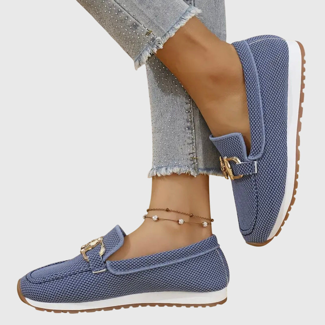 Moderne Damen Loafer-Sneaker, orthopädisch, an einer Dame getragen. Perfekte Bequemschuhe für Freizeit & Alltag.