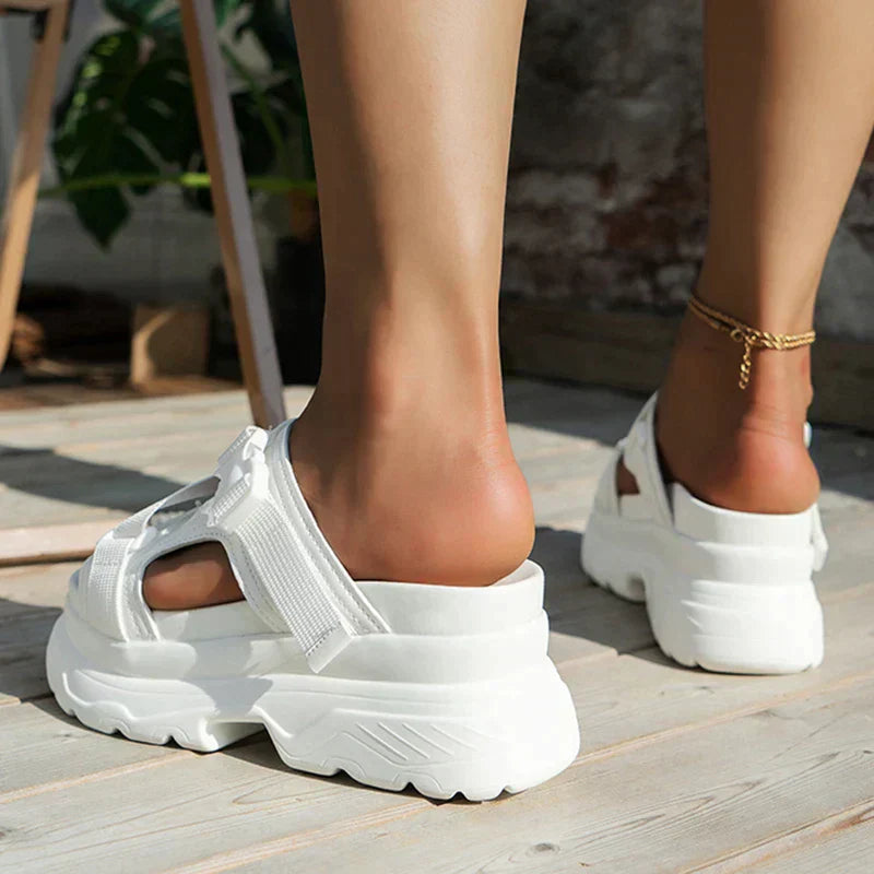 Stylische Damen Plateau Sandalen mit Keilabsatz. Orthopädische Schuhe für Alltag und Freizeit, modisch und bequem.