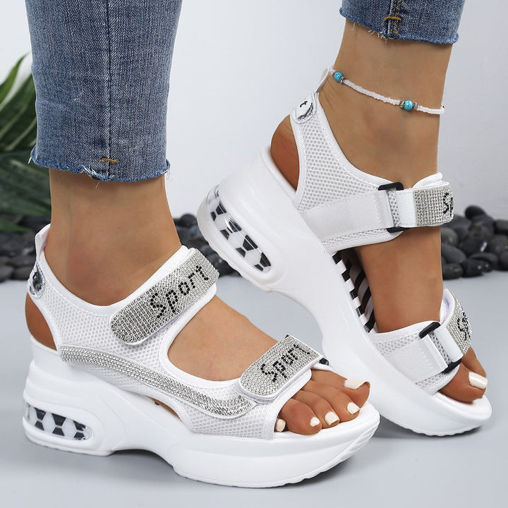 Moderne Damen Strass Sandalen mit Plateau Sohle & orthopädischem Design. Komfortabel für Freizeit & Büro.