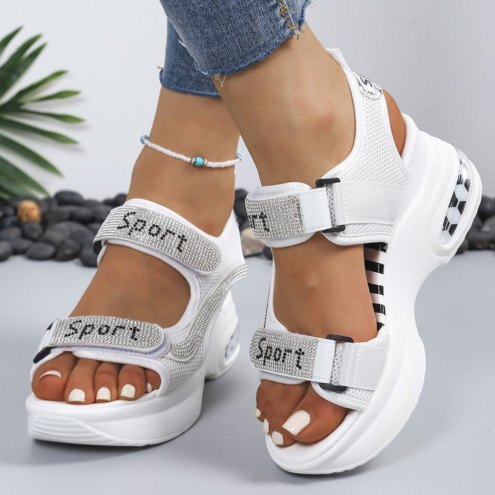 Glamouröse orthopädische Plateau Sandalen für Damen mit Strass-Verzierung. Stilvolle Bequemlichkeit.