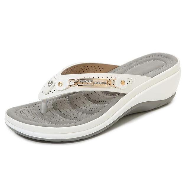 Optimaler Komfort: Orthopädische Damen Sandalen mit Stütze, rutschfester Sohle & effektiver Fußgewölbestütze.