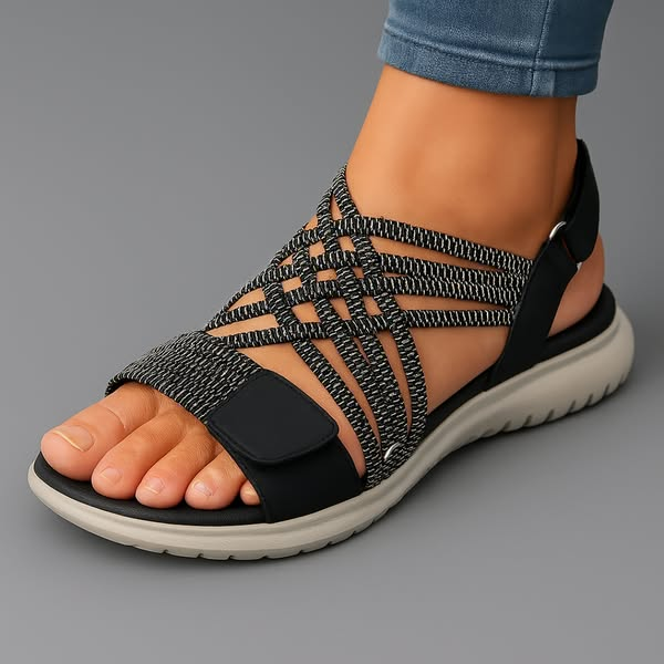 Nahaufnahme: Leichte Damen Komfort Sandalen mit orthopädischem Fußbett. Verstellbare Riemen für Halt.