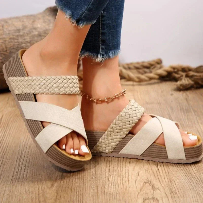 Stilvolle Damen Sandalen Flore mit offener Zehe & Plattform. Sommerliche Komfortschuhe für schmerzfreie Tage.