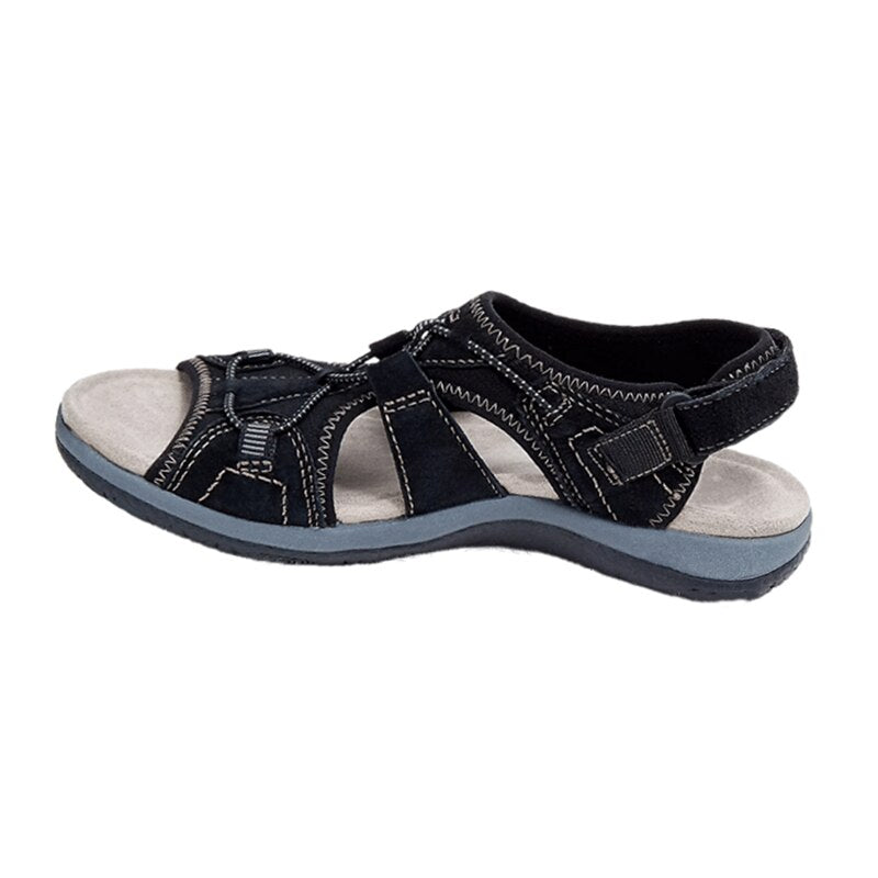 Verstellbare Riemen an eleganten orthopädischen Sandalen, perfekter Sitz garantiert.
