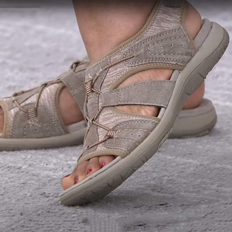 Detail der Schnallen & Riemen an den komfortablen orthopädischen Damensandalen.