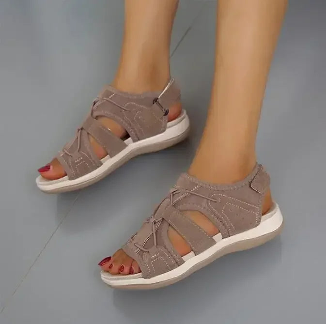 Ganze Ansicht der vielseitigen orthopädischen Damen Sandalen, bereit für den Sommer.