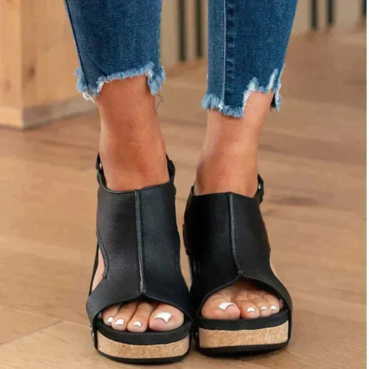 Orthopädische Damen Sandalen: Detailansicht des bequemen Fußbetts und der verstellbaren Riemen für optimalen Komfort.