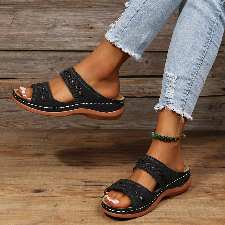 Damen Orthopädische Sandalen mit 3-Bogen Fußbett für schmerzfreien Komfort und Haltungsunterstützung.