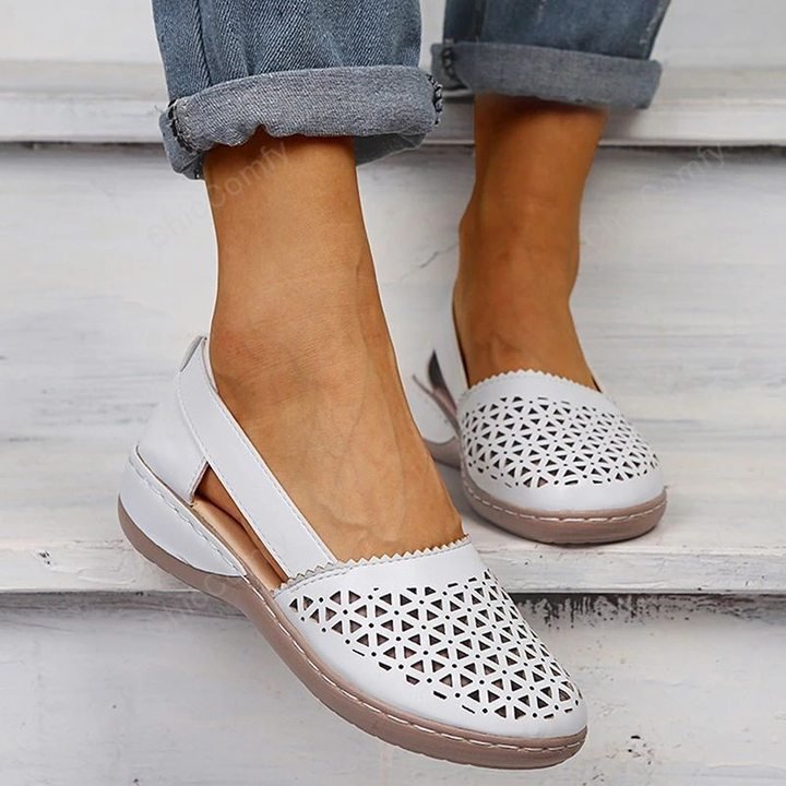 Flache Damensandalen mit orthopädischem Fußbett für Halt und Komfort; bequeme Sommerschuhe.