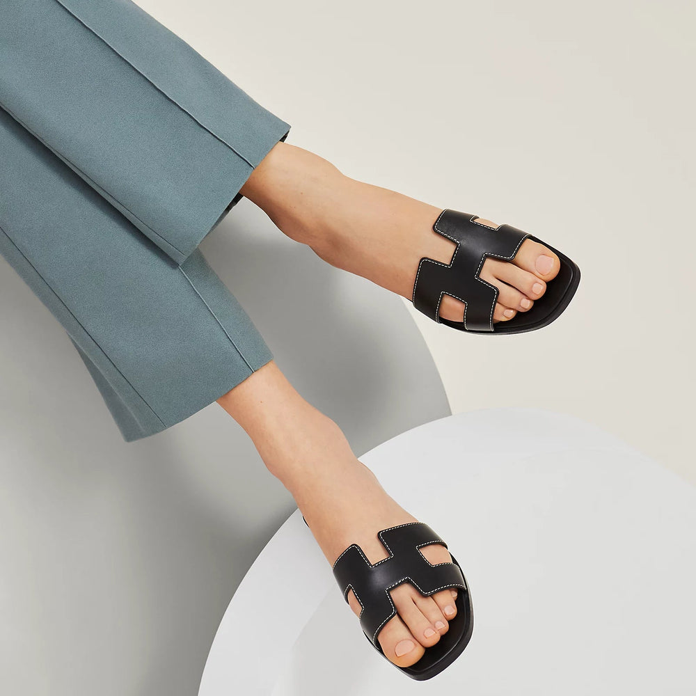 Modische Damen Sandalen in Schwarz. Orthopädische Schuhe mit stylischem Design für den Sommer.