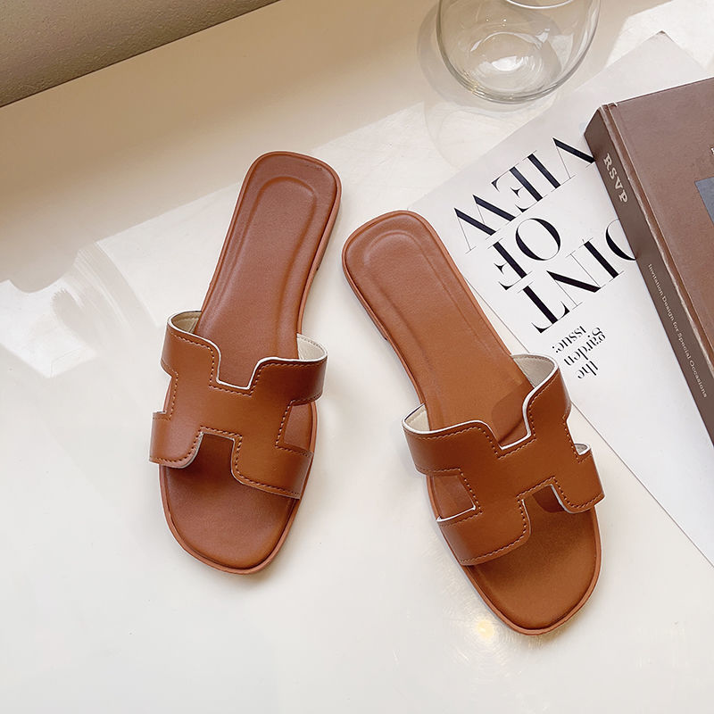 Weiße Komfort Sandalen für Damen. Atmungsaktive orthopädische Schuhe mit entlastendem Fußbett.