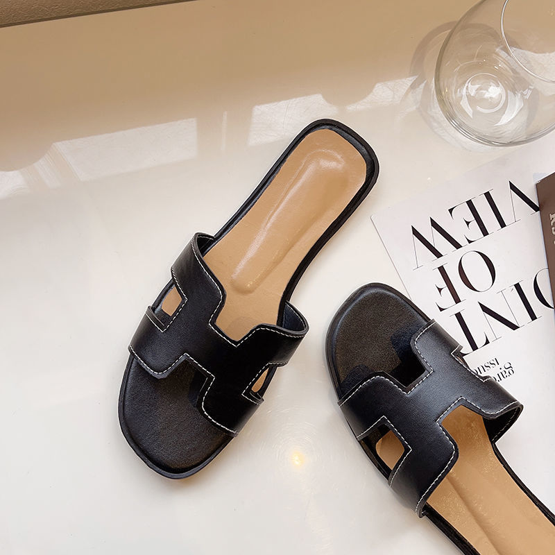 Ergonomisches Fußbett der Damen Sandalen aus der Nähe. Orthopädische Komfortschuhe für gesunde Füße.