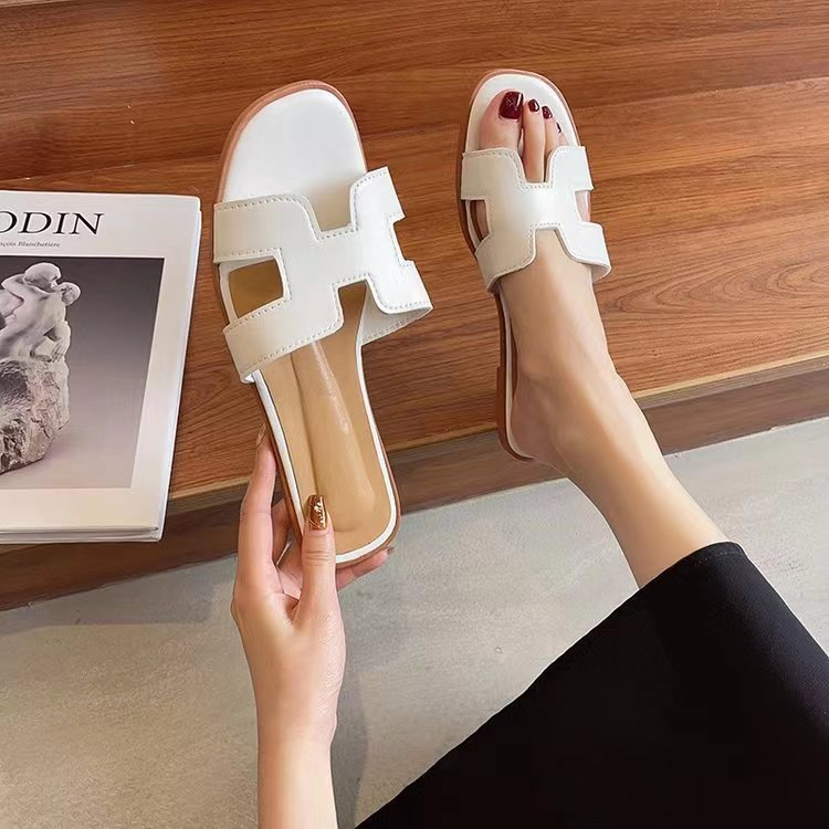 Rote Damen Sandalen für den Sommer. Bequeme orthopädische Schuhe für den täglichen Gebrauch.