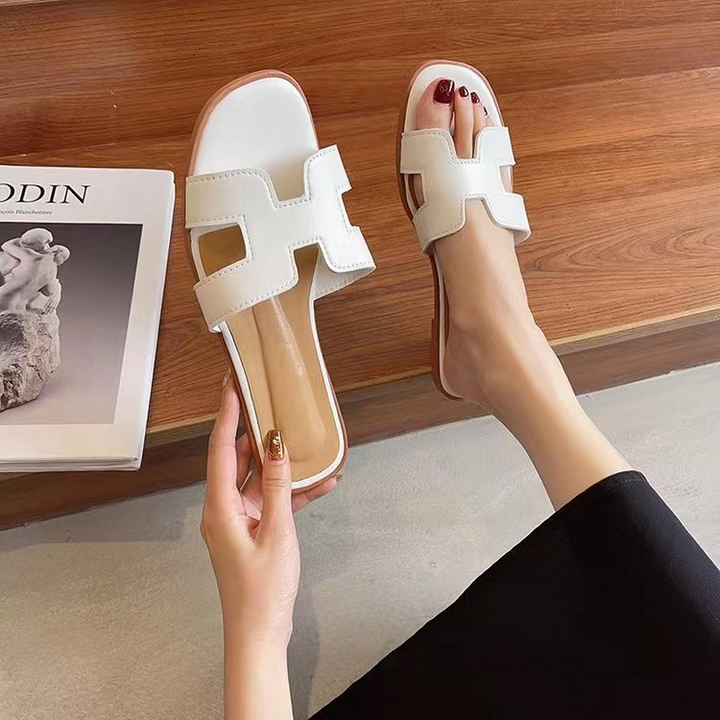 Rote Damen Sandalen für den Sommer. Bequeme orthopädische Schuhe für den täglichen Gebrauch.