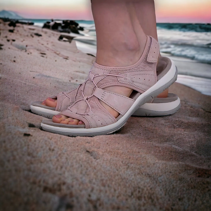 Ein Paar orthopädische Damen-Sandalen, entworfen für Komfort, Stabilität und Schmerzlinderung.