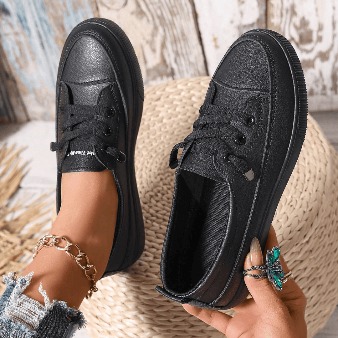 Stilvolle Damen Komfort-Sneaker in Schwarz; ergonomische Schnürschuhe für gesunde Füße und täglichen Support.