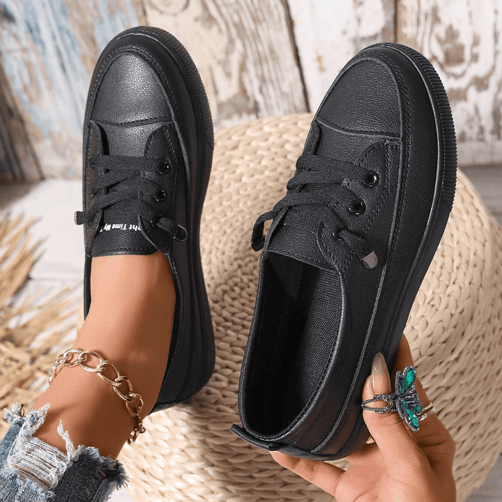 Stilvolle Damen Komfort-Sneaker in Schwarz; ergonomische Schnürschuhe für gesunde Füße und täglichen Support.