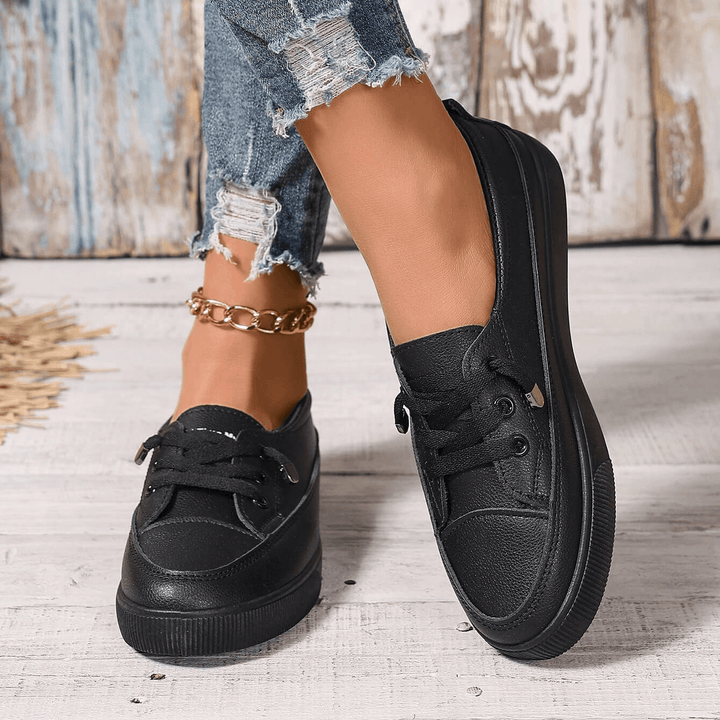 Atmungsaktive Damen Schnürschuhe in Schwarz; orthopädische Komfortschuhe für den aktiven Alltag.