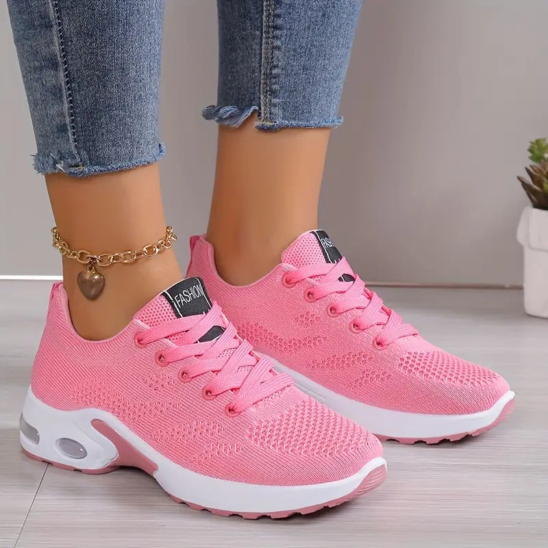 Damenschuhe mit orthopädischer Unterstützung. Komfortable Sportschuhe für aktiven Lebensstil.