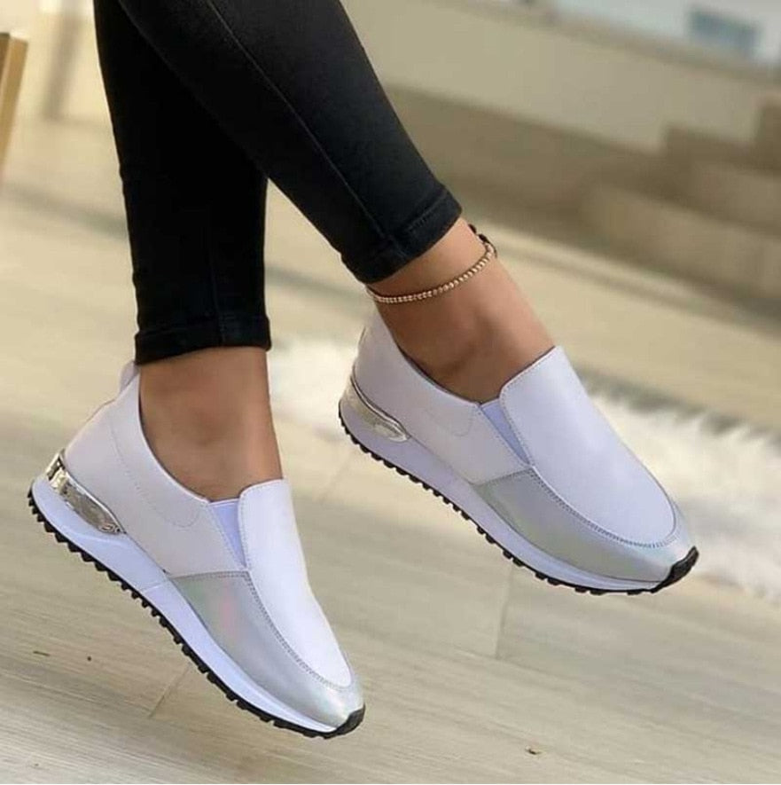 Modische Slip-on Damen Sneaker mit 4 cm Plateau. Orthopädische Alltagsschuhe für einfachen Einstieg.