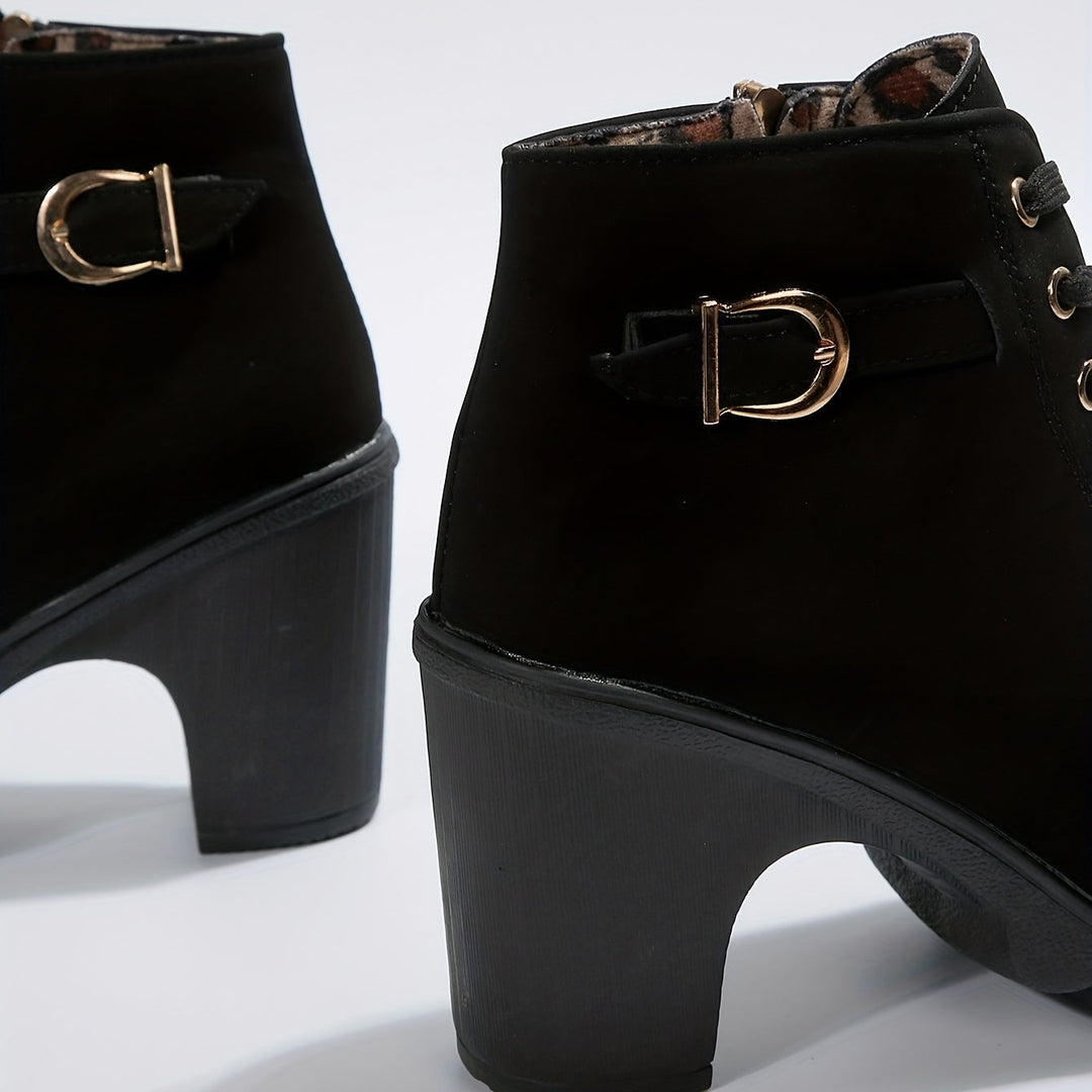 Schwarze orthopädische Damen Stiefeletten, ideal als Alltagsschuh & bequemer Begleiter.