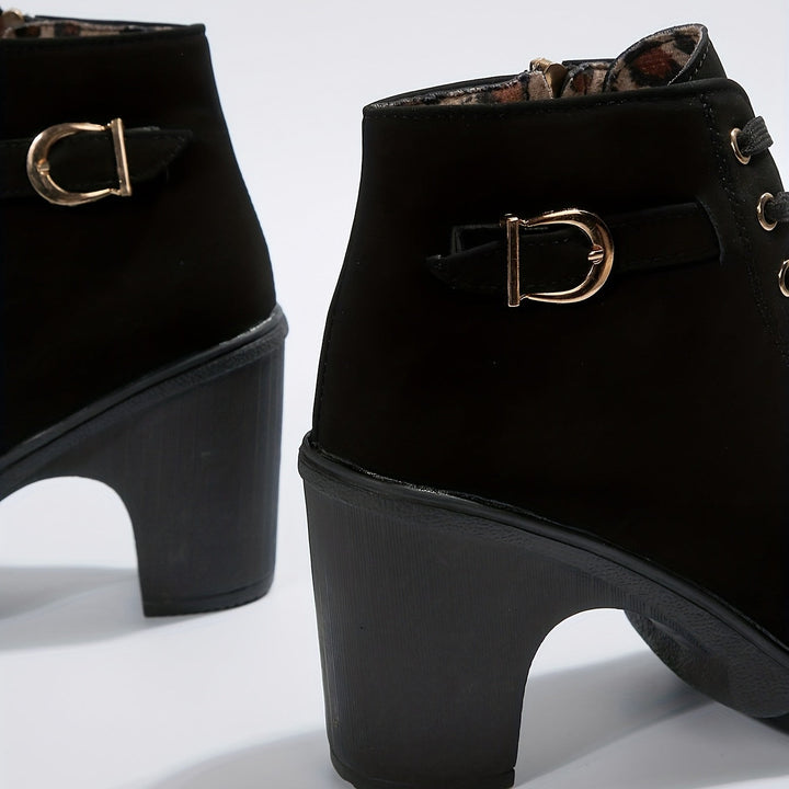 Schwarze orthopädische Damen Stiefeletten, ideal als Alltagsschuh & bequemer Begleiter.
