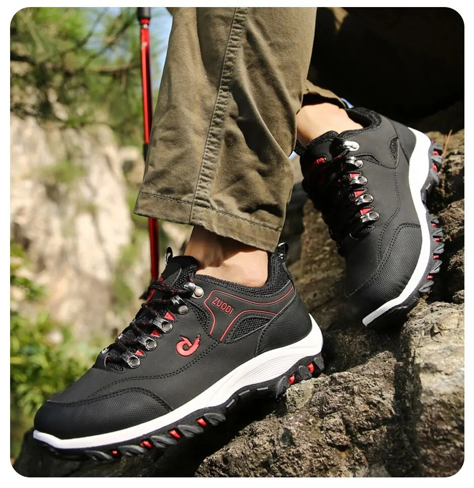 Detailansicht: Atmungsaktive Oberfläche und rutschfeste Sohle der orthopädischen Damen Wanderschuhe.