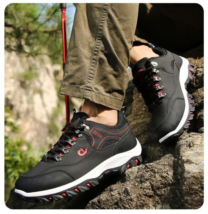 Detailansicht: Atmungsaktive Oberfläche und rutschfeste Sohle der orthopädischen Damen Wanderschuhe.