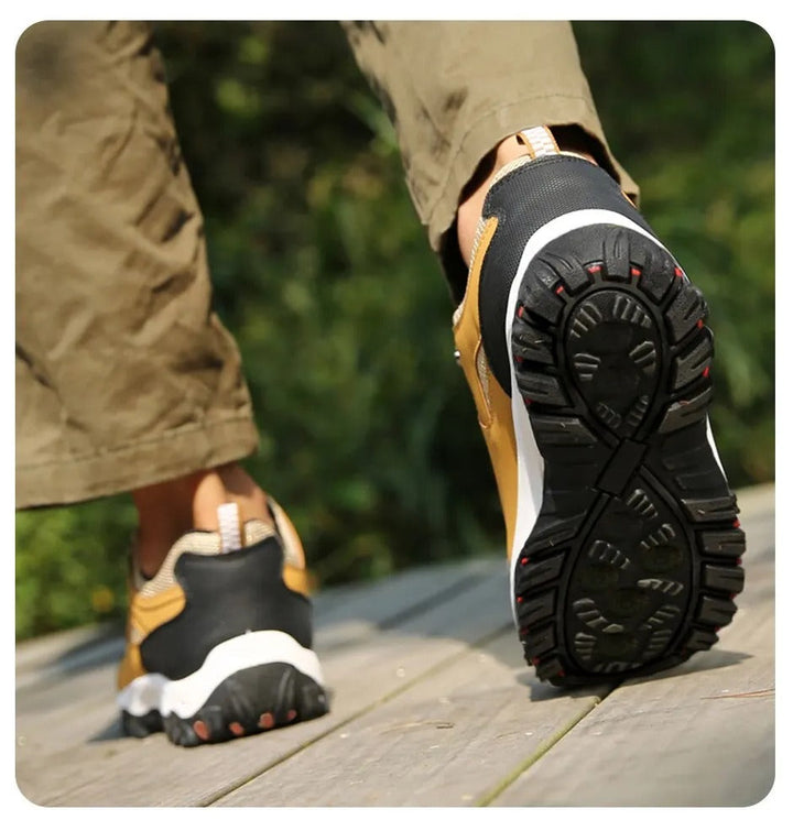 Dame trägt leichte orthopädische Damen Wanderschuhe auf einem Wanderweg für Komfort und Halt.