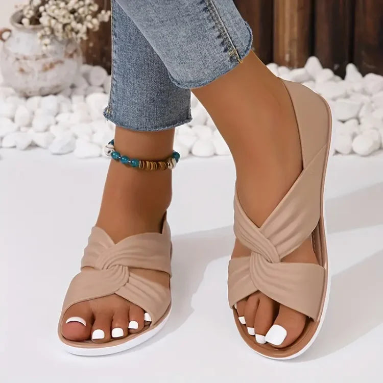 Nahaufnahme: Ergonomische Damen Zehensandalen. Fußbett bei Plantarfasziitis, Fersensporn & Fußschmerzen.