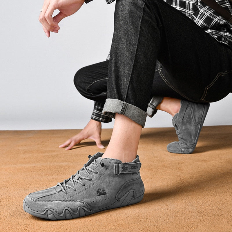 Frau trägt ergonomische Damen Sneaker, orthopädisch, rutschfest & bequem für lange Spaziergänge.