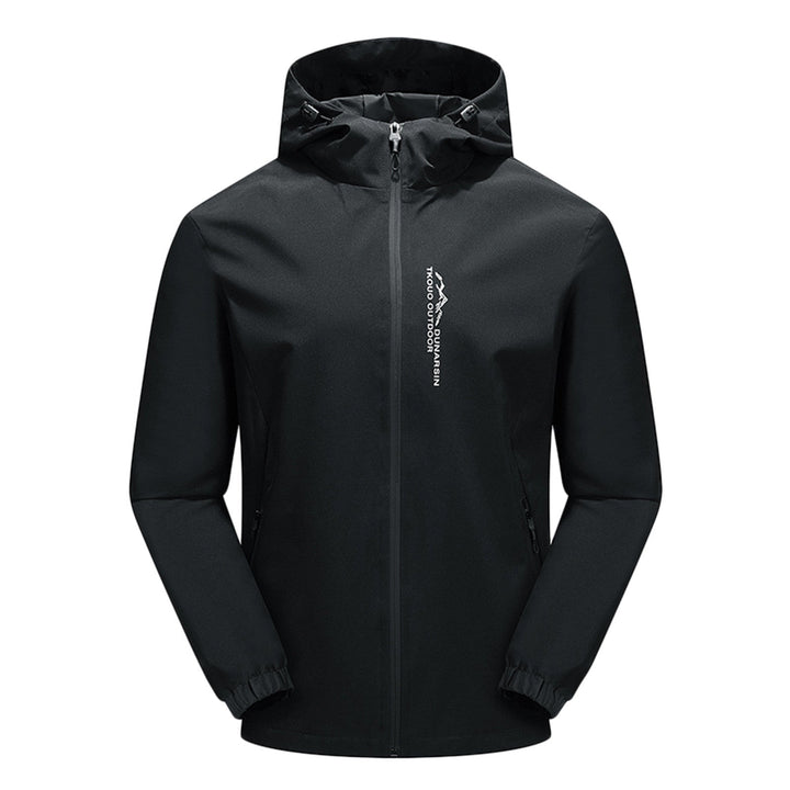 Nahaufnahme der robusten Damen Sportjacke, wasserdicht & winddicht, mit praktischer Kapuze.