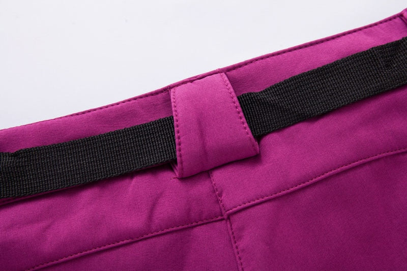 Robuste Damen Outdoorhose, wasserabweisend und bequem, perfekt für Wanderungen und Abenteuer.