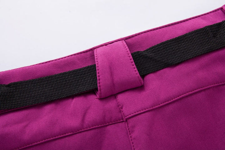 Robuste Damen Outdoorhose, wasserabweisend und bequem, perfekt für Wanderungen und Abenteuer.