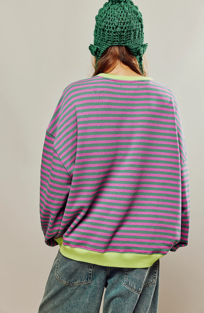 Damen Herbstmode: gestreifter Oversize Strickpullover für stilvollen Komfort.