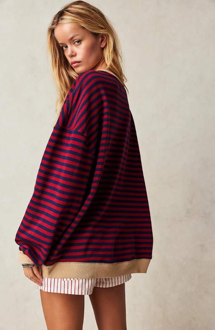 Gestreifter Damen Oversize-Pullover, weicher Strick für gemütliche Herbsttage.