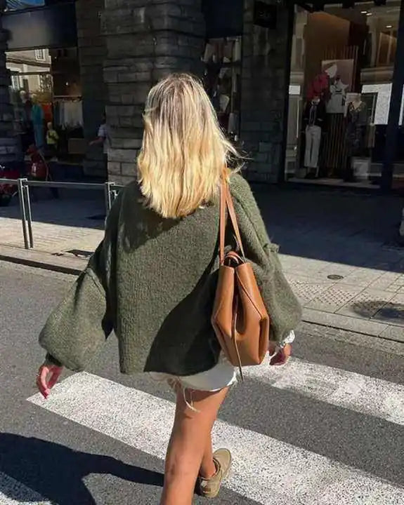 Lässiger Damen Oversize Strickpullover mit Fluffy Mock Neck. Warmer Kuschelpullover für Streetwear & Herbstmode.