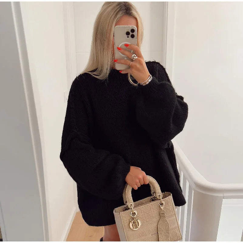 Fluffiger Damen Oversize Strickpullover mit Mock Neck. Weicher, warmer Langarmpullover für gemütliche Wintertage.