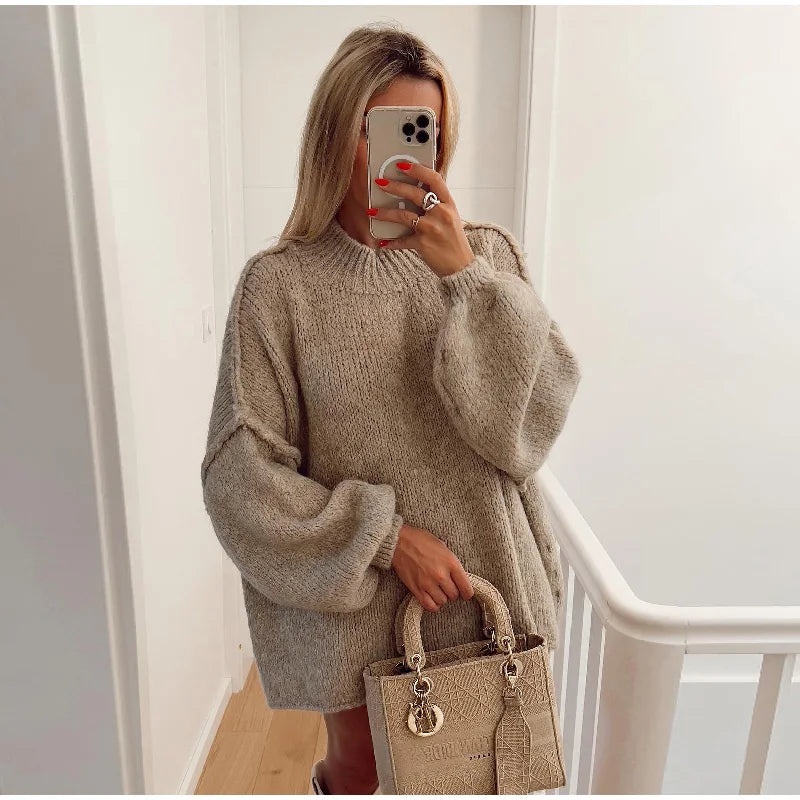 Bequemer Damen Strickpullover im Oversize-Look mit Fluffy Mock Neck. Perfekt für warme Herbst- & Wintermode.
