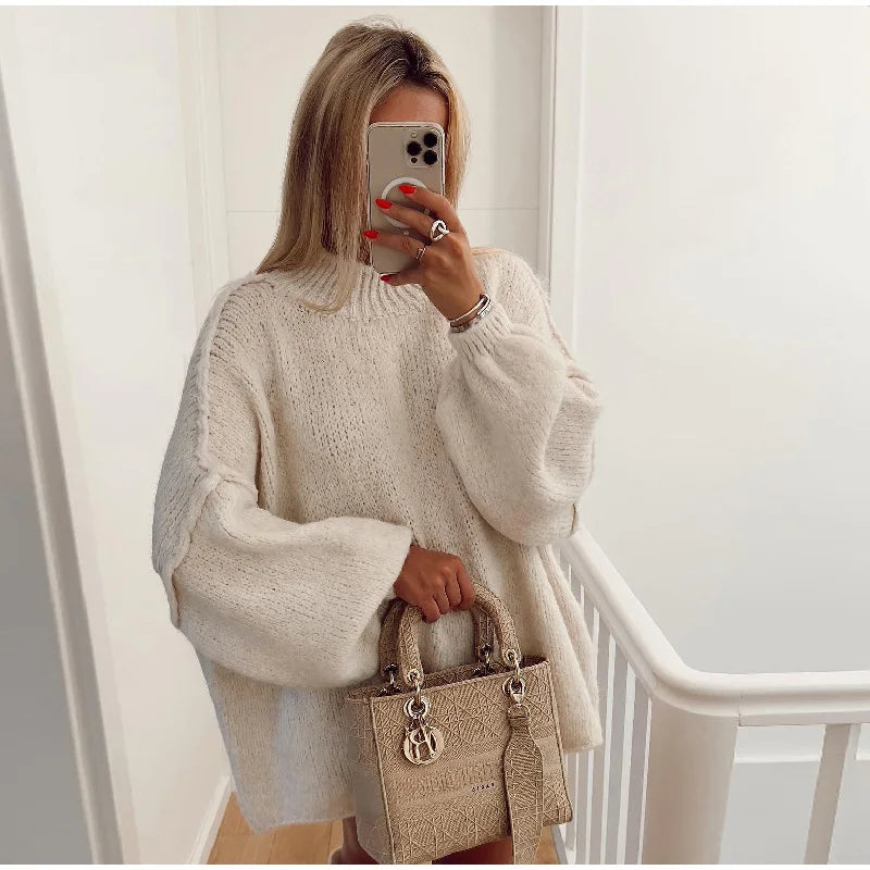 Model trägt flauschigen Damen Oversize Strickpullover mit Mock Neck. Lässiger Look für Streetwear & Winter.