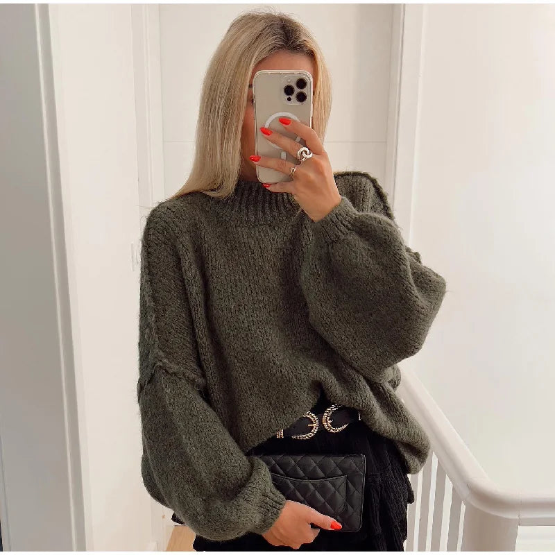 Detailansicht des flauschigen Damen Oversize Strickpullovers mit Mock Neck. Kuschelige Herbst- & Wintermode.