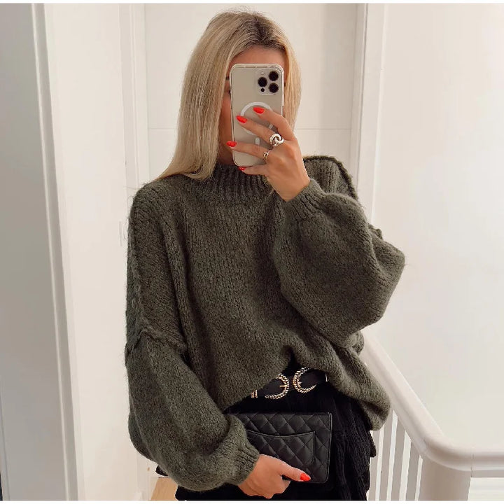 Detailansicht des flauschigen Damen Oversize Strickpullovers mit Mock Neck. Kuschelige Herbst- & Wintermode.