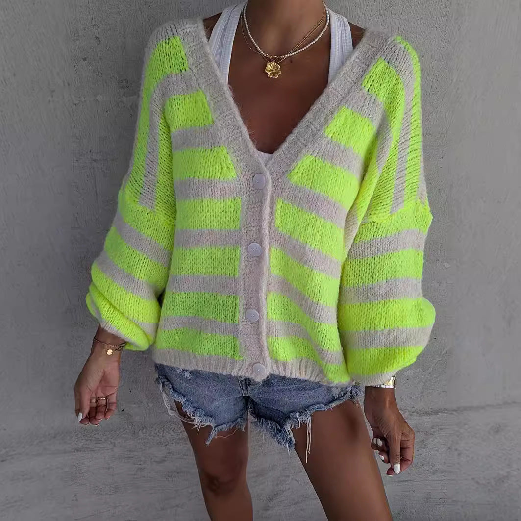 Modische Damen Strickjacke mit Streifenmuster & V-Ausschnitt. Oversized Cardigan, bequem für Freizeit & Alltag.