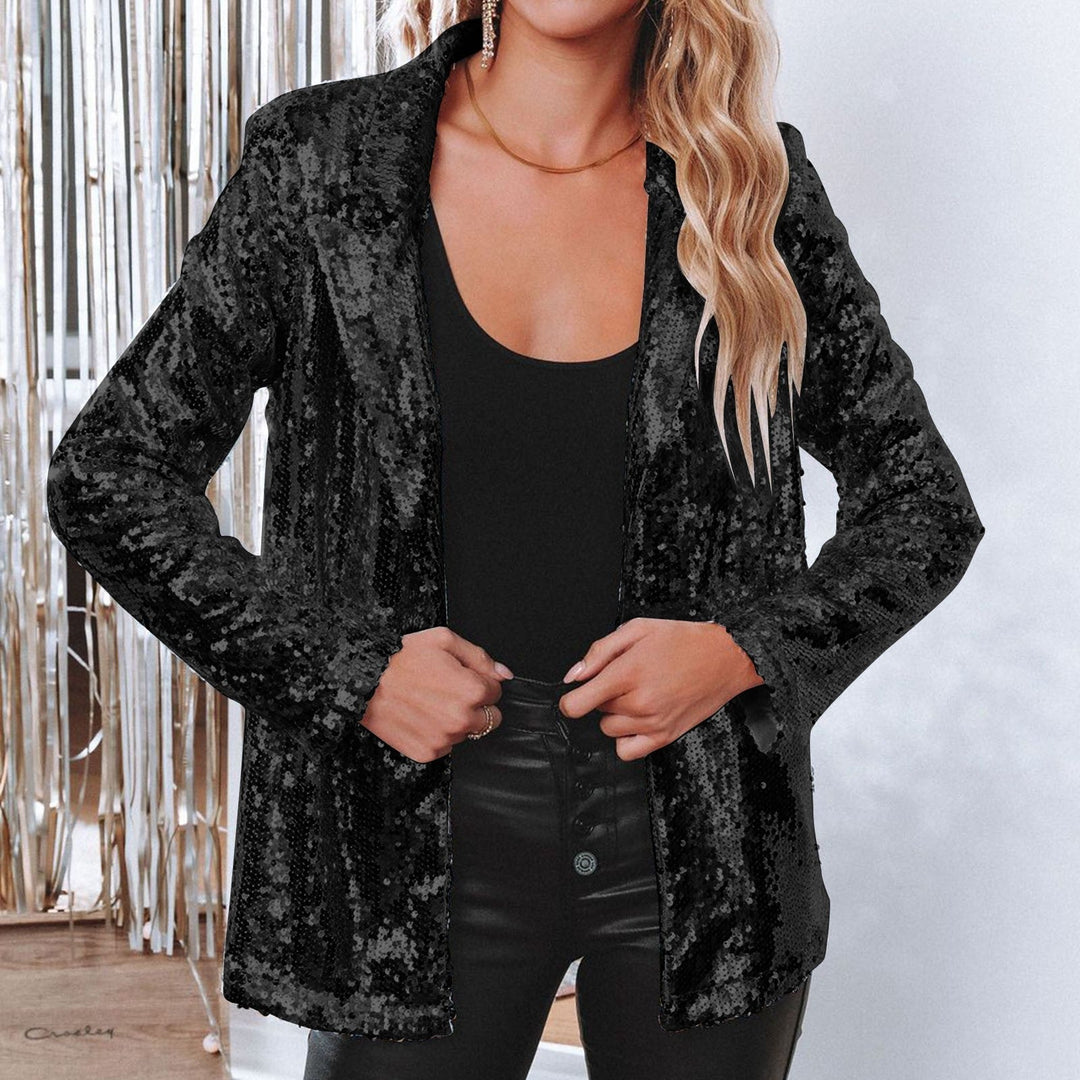 Stylischer Damen Glitzer-Blazer getragen, betont das Oberteil als Statement-Piece für festliche Mode.
