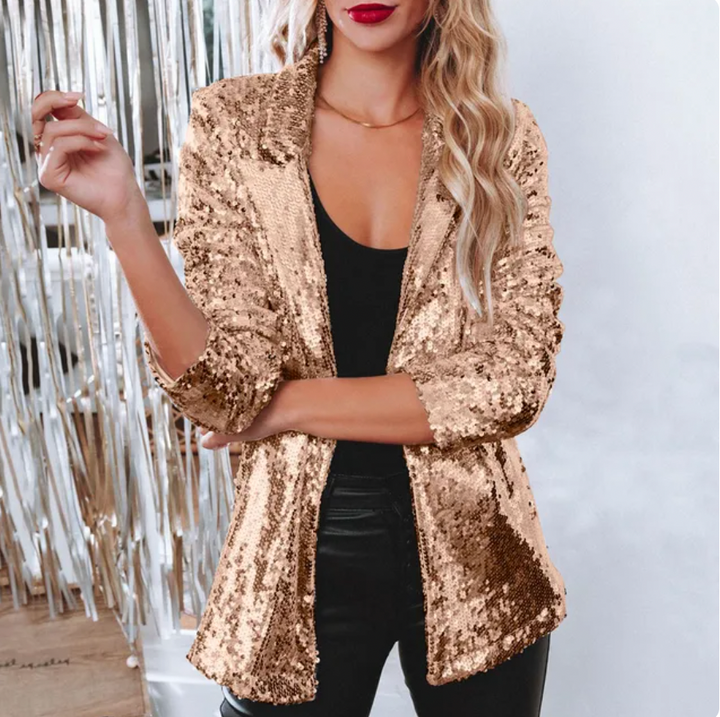 Detailansicht des Kragens eines Damen Pailletten-Blazers, hebt die funkelnden Pailletten hervor.