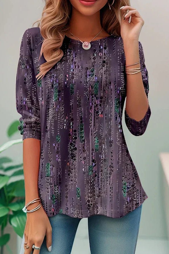 Modell trägt elegantes, weit geschnittenes Pailletten-Top "Amelia" für Damen, kombiniert mit dunkler Hose.