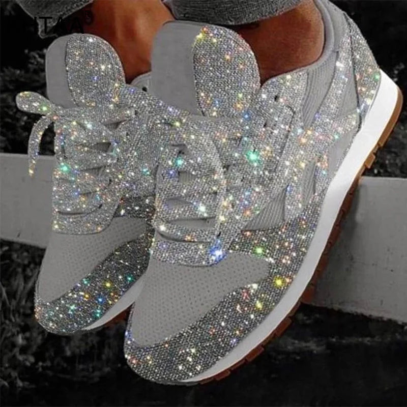 Damen Pailletten Sneaker: Glitzernde Sportschuhe in Seitenansicht. Modische Freizeitschuhe für Stil & Komfort.